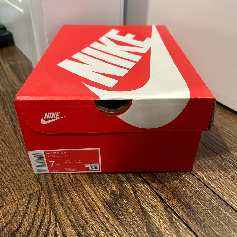 NWT Nike Unisex Sneakers Tan - Picture 6 of 6